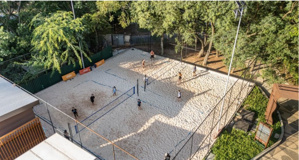 Vista aérea da quadra de beach tennis na Orla TotalPass