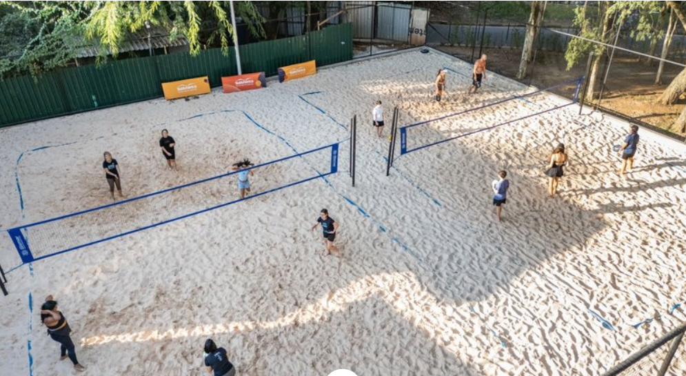 Atividade nas quadras de beach tennis da Orla TotalPass