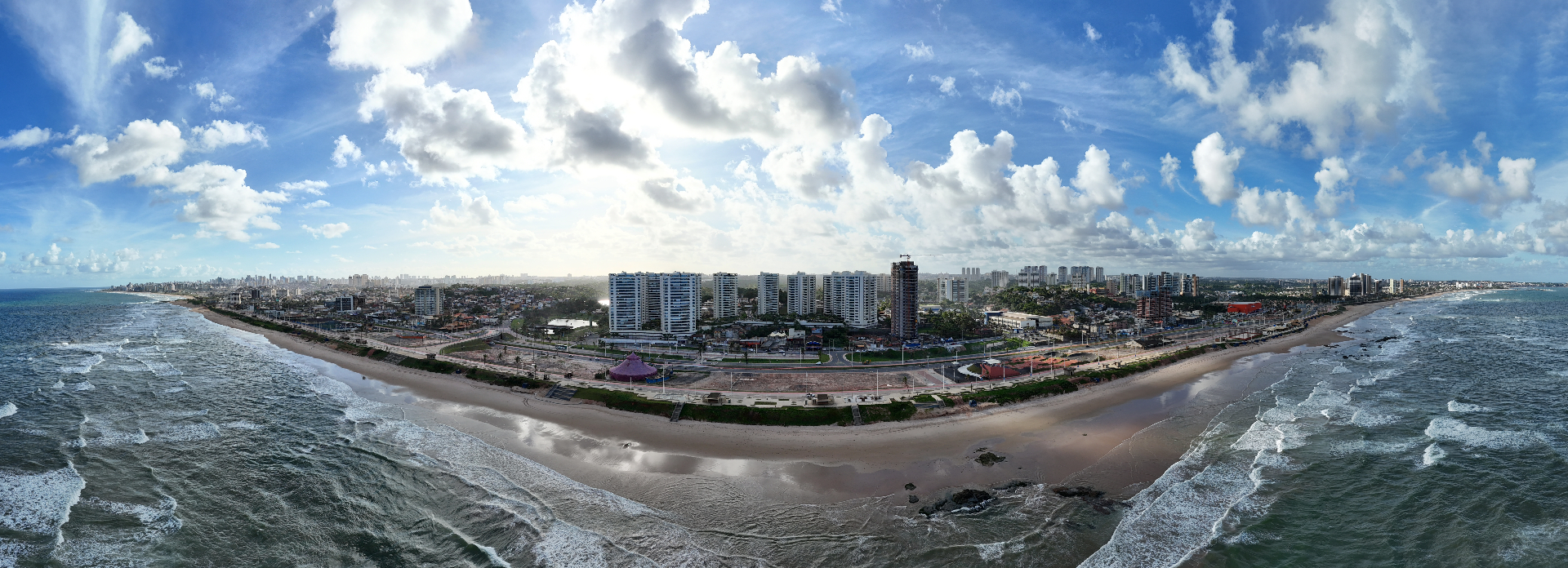 Vista aérea panorâmica da Orla Pituaçu em Salvador