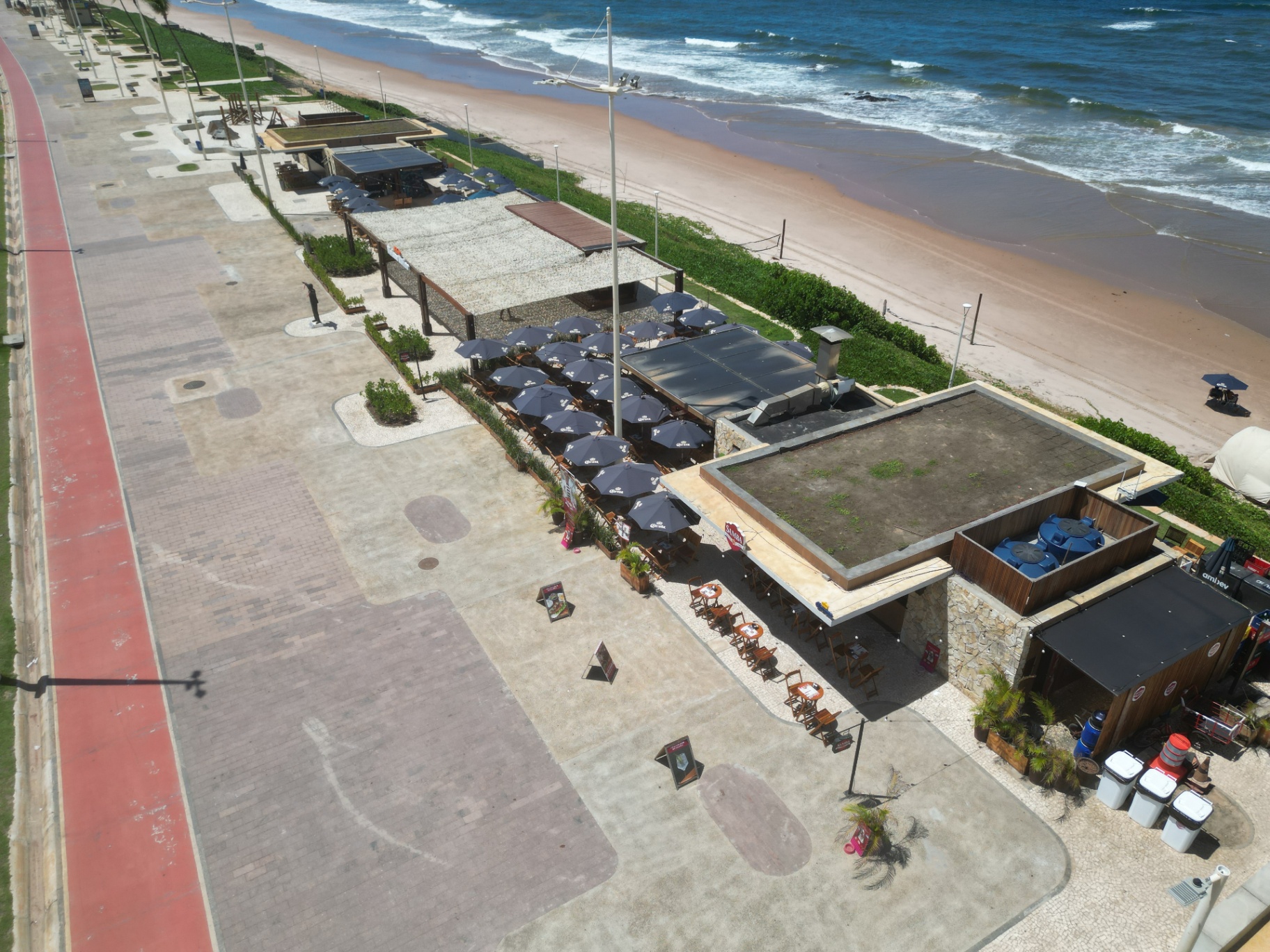 Calçadão e quiosques da Orla Pituaçu