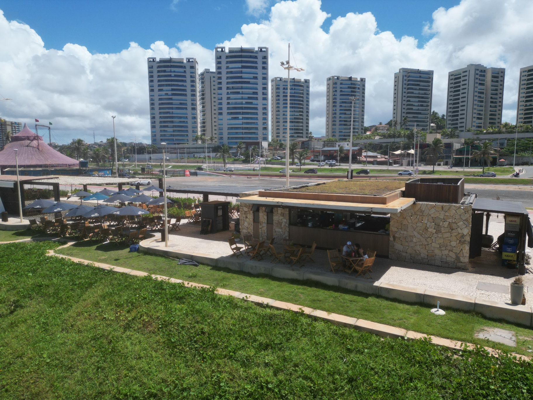 Quiosque e área urbana da Orla Pituaçu